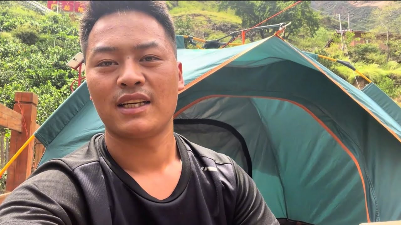 返回悬崖村打工，跟着堂叔在平台上搭帐篷干活，房子被拆迁了！【悬崖村熊二】#悬崖村熊二 #美丽乡村 #爬天梯