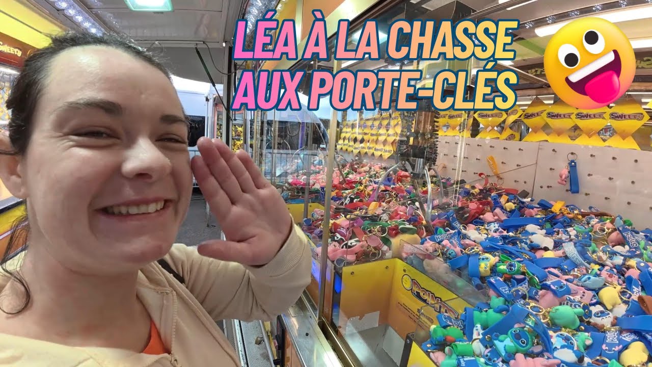 Léa à la chasse aux porte-clés à la foire saint romain à Rouen