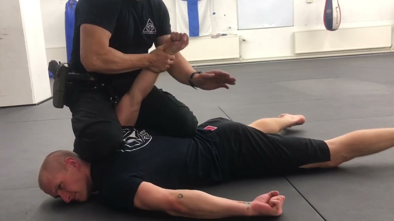 What fighting style does recommend a hand-to-hand combat instructor of the Finnish Defence Forces?