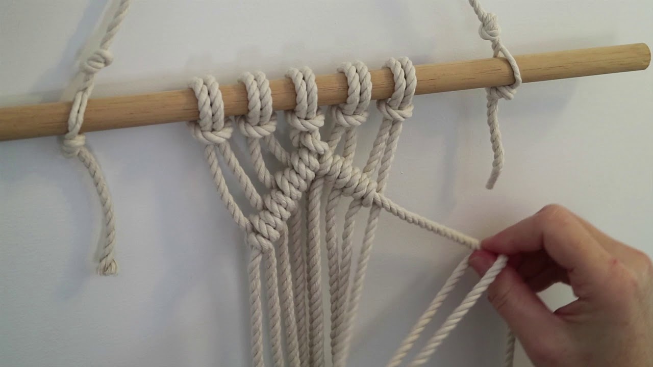 diagonal double half hitch macrame knot