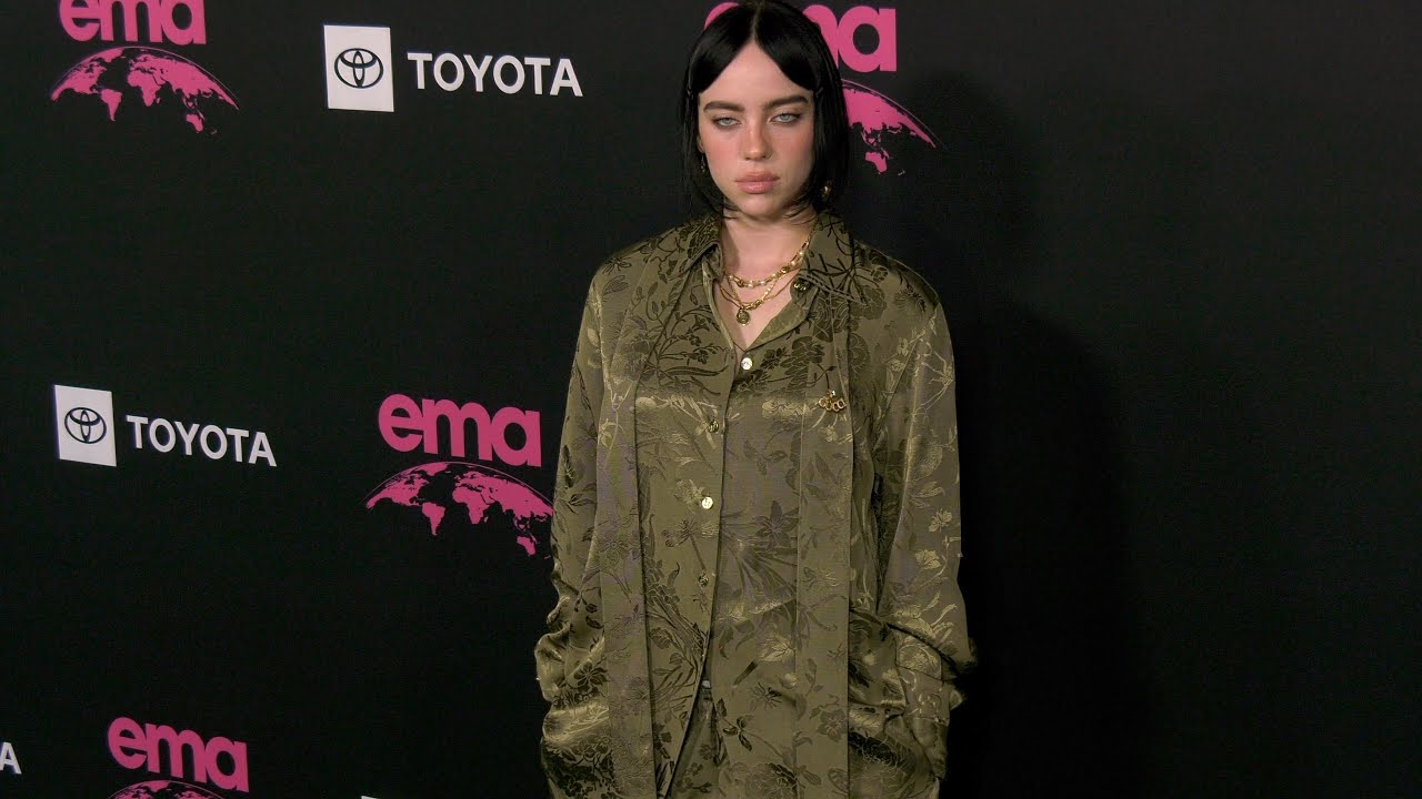 Билли Айлиш прибыла на зеленую дорожку Гала-вечера премии EMA 2022