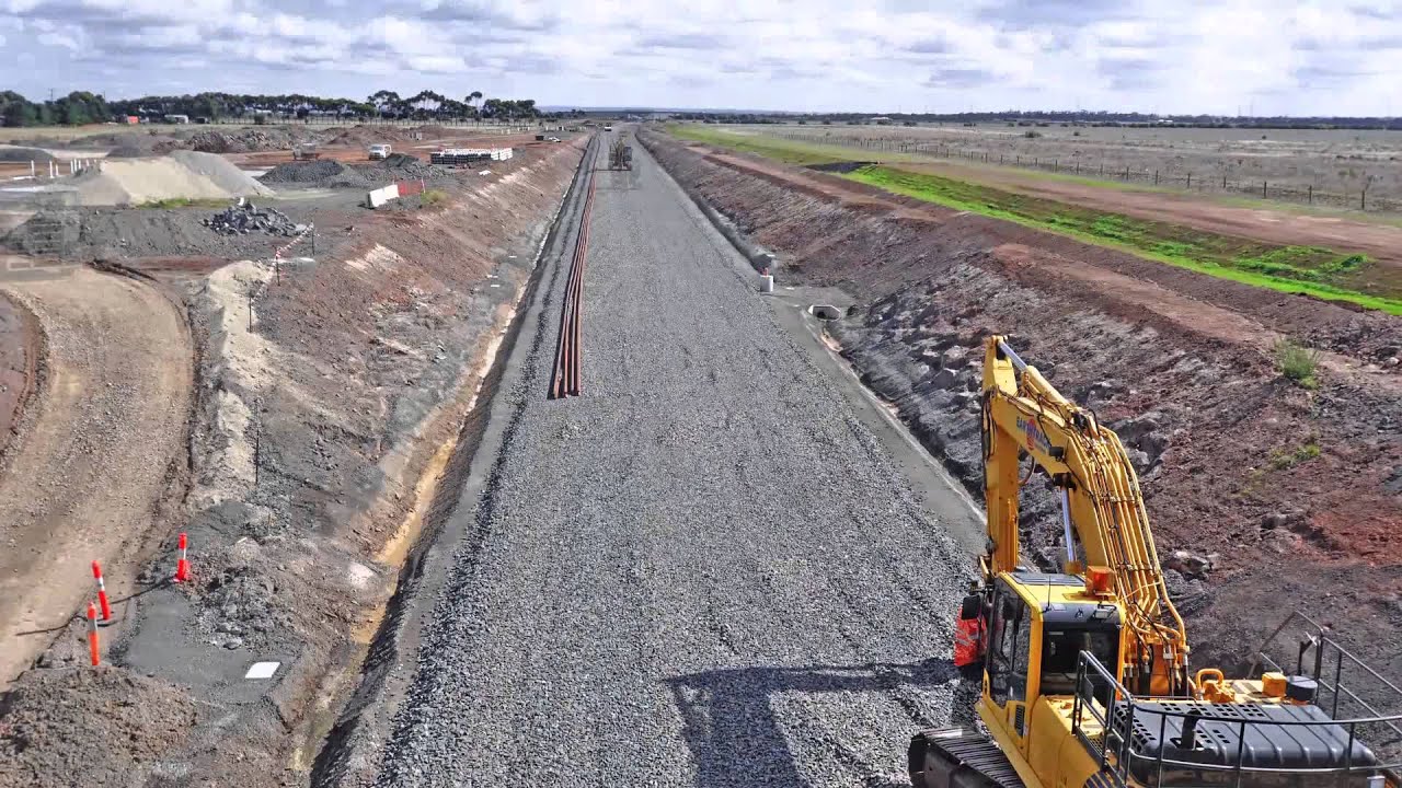Regional Rail Link: Laying track in Tarneit