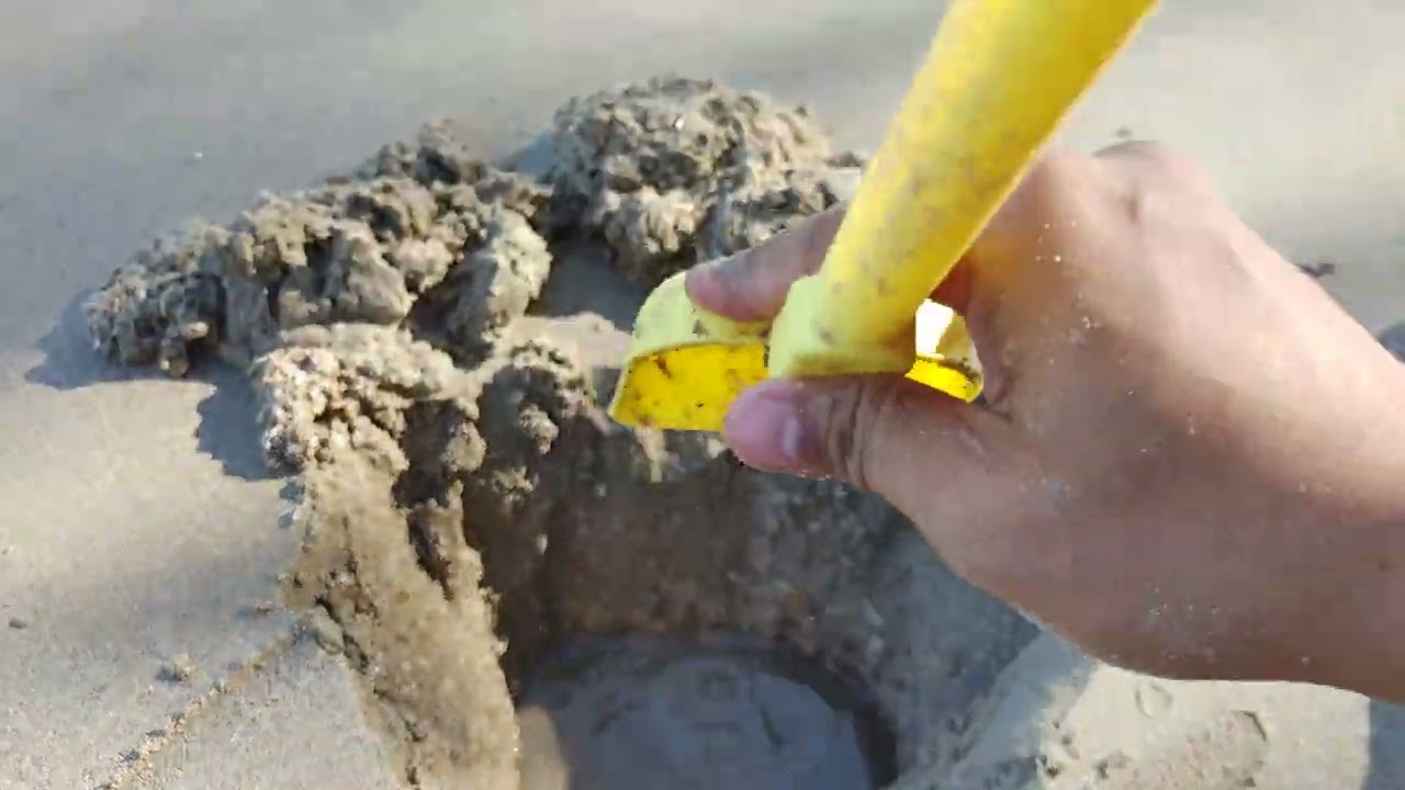 Digging sand at the beach ASMR 4k