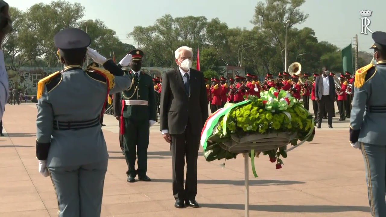 Mattarella depone una corona di fiori al Monumento agli Eroi Mozambicani