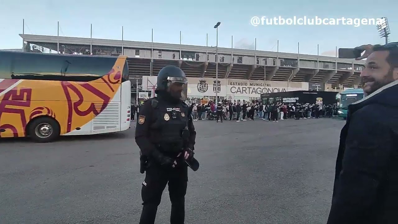 Lo que pasó en la llegada de más de 20 autobuses de seguidores del Murcia al Cartagonova