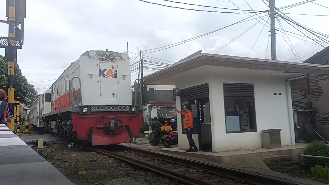 HUNTING KERETA API DI PERLINTASAN JPL 194 CIKUYA CICALENGKA