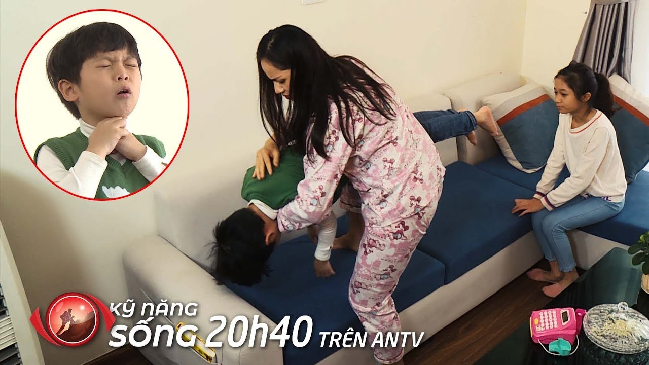Dốc ngược, vỗ lưng có phải cách xử lý đúng khi trẻ hóc dị vật | KỸ NĂNG SỐNG 2020