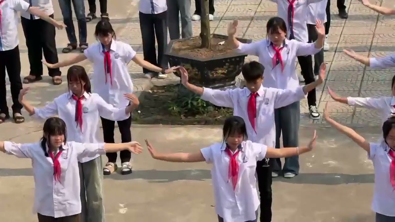 Chuẩn bị múa ngày 26/3 thôi