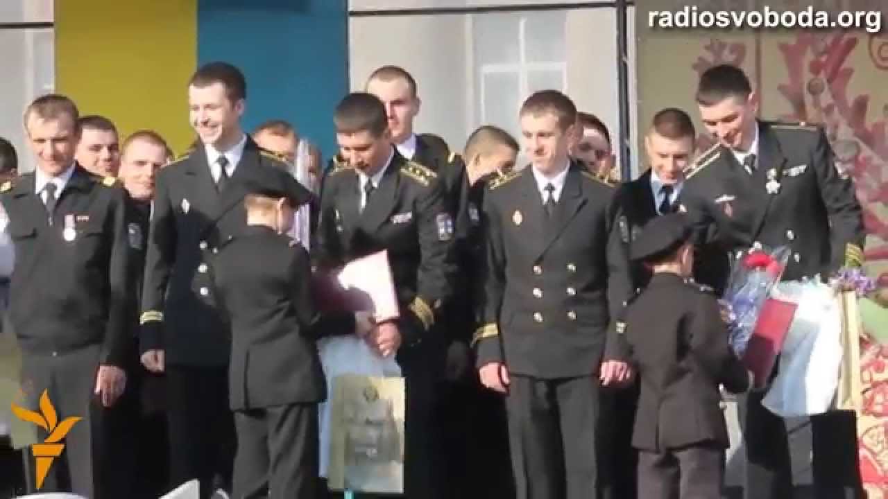 «Тральщик «Черкаси»-- герої України!» -- кримських моряків зустріли у Черкасах