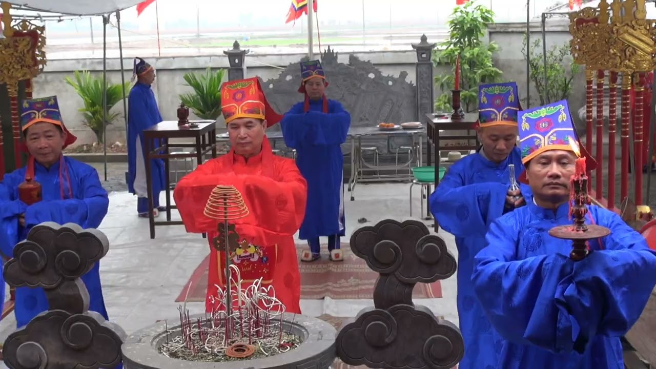 Tế lễ đình làng Yên Nhuế. 