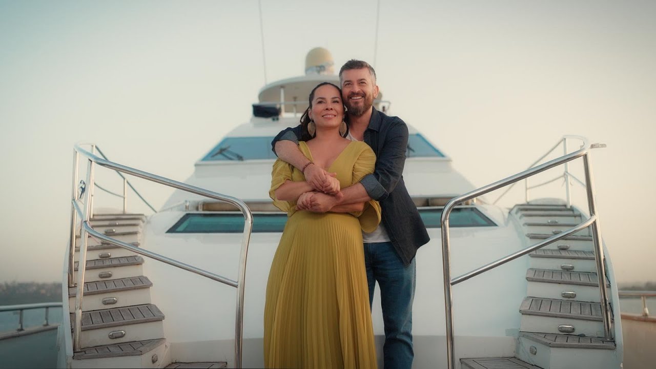Demet Sağıroğlu - Aşktan Bir Fazla (Official Video)