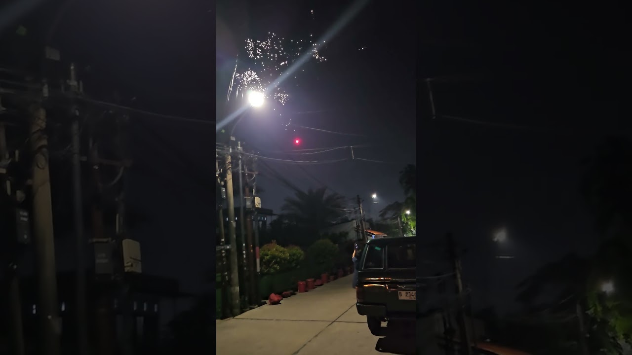 liat kembang api di depan rumah. happy new year 2025