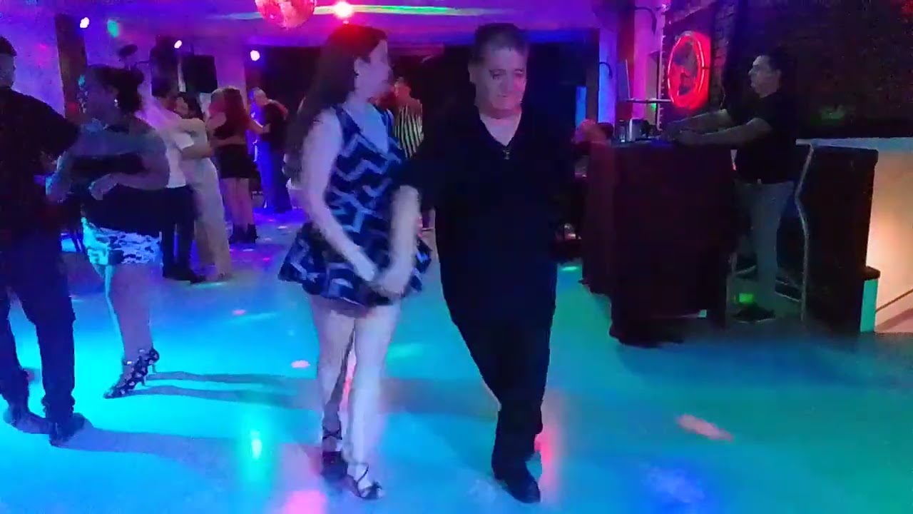 Bailando con Antonela americano/rock.