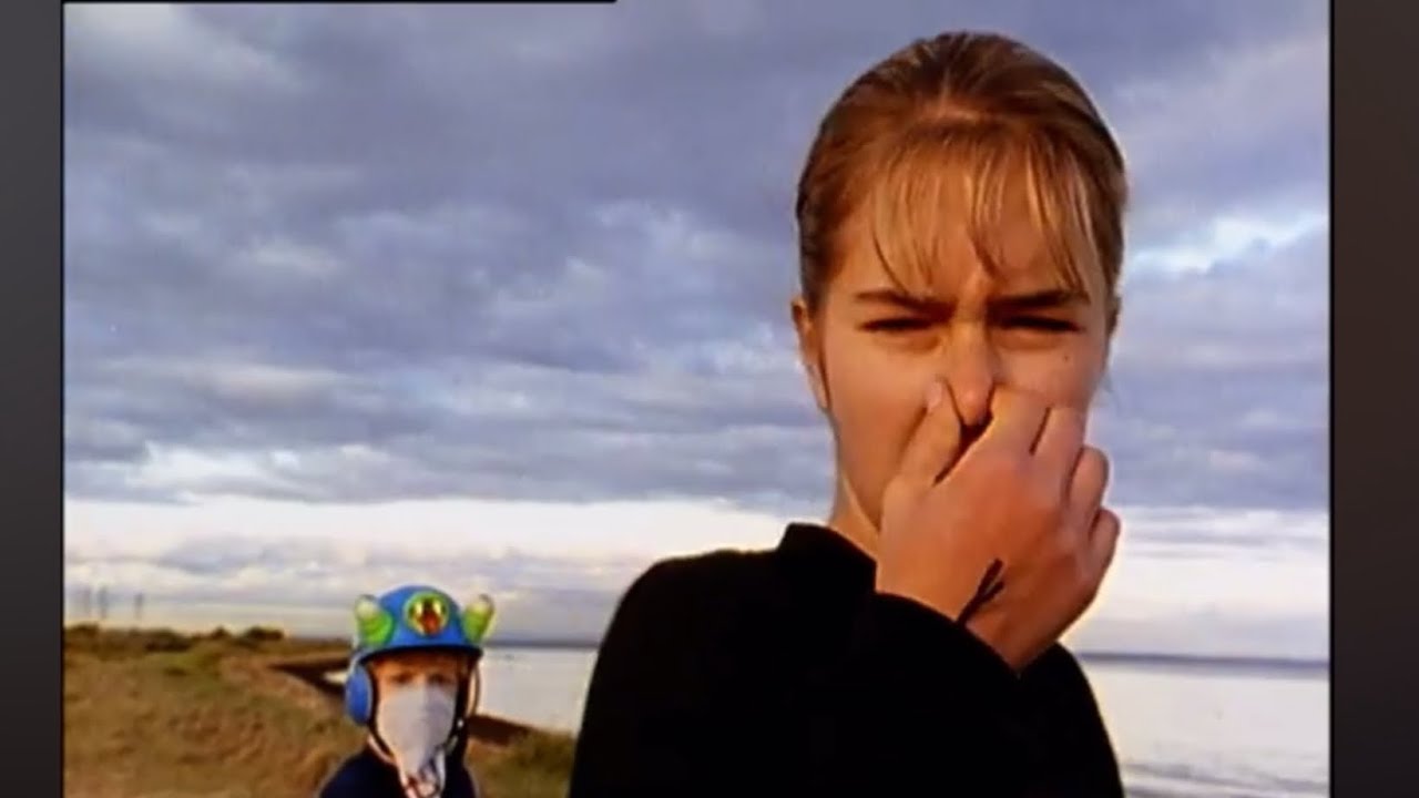 Round the Twist Girl Stink Reactions