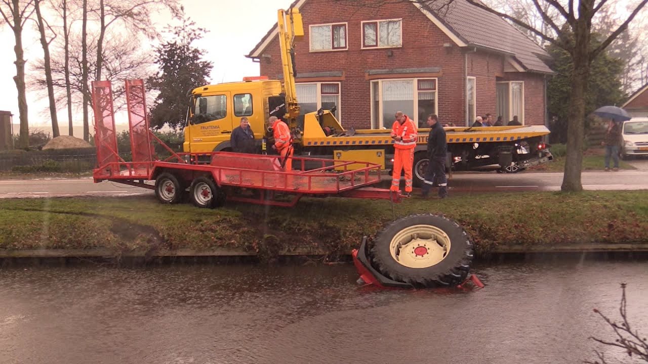 Tractor te water in Nieuwe Pekela