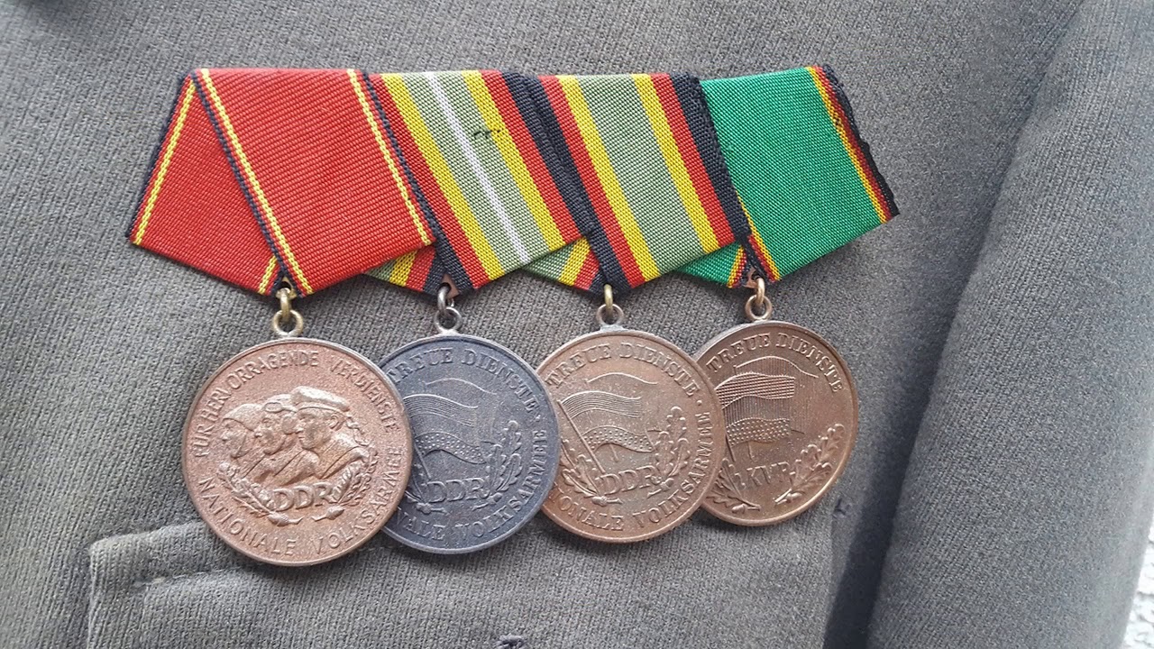 DDR NVA Grenztruppen Militaria,  Uniformen und Schirmmützen aus der Sammlung