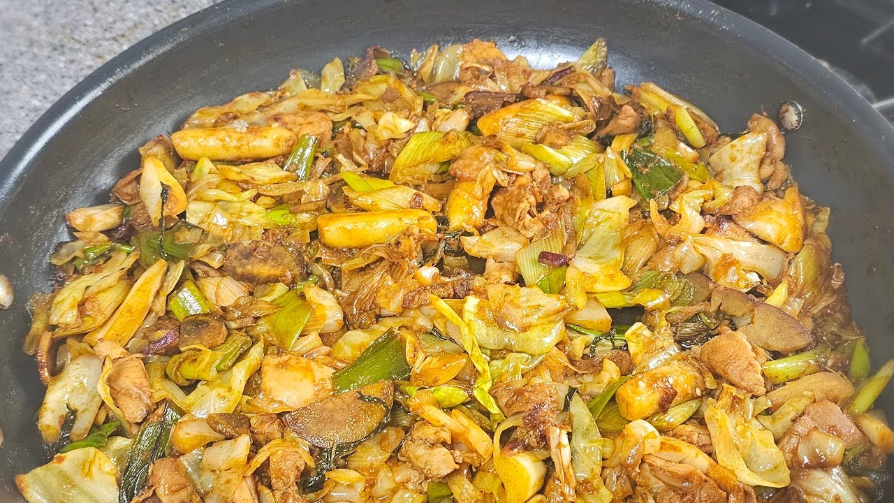 MAKING FOOD FROM MY TRAVELS: KOREAN SWEET & SPICY CHICKEN (DALKGALBI)!