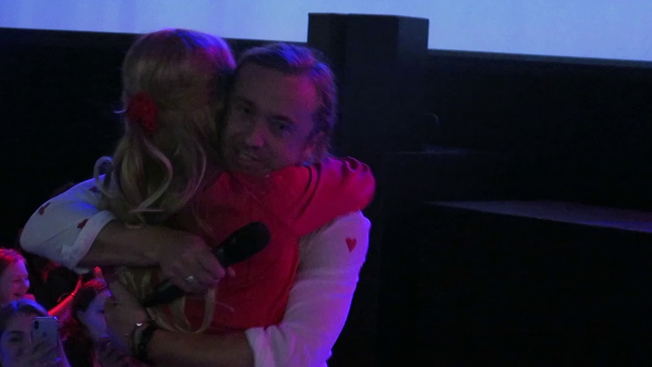 Tom Felton breaks security rules to comfort a fan - DCC 23-03-'19