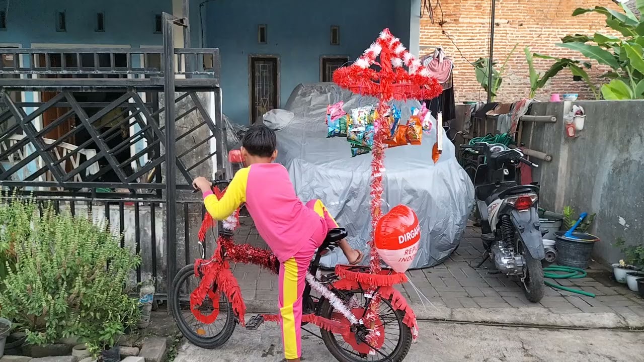 Sepeda Hias Panjat Pinang