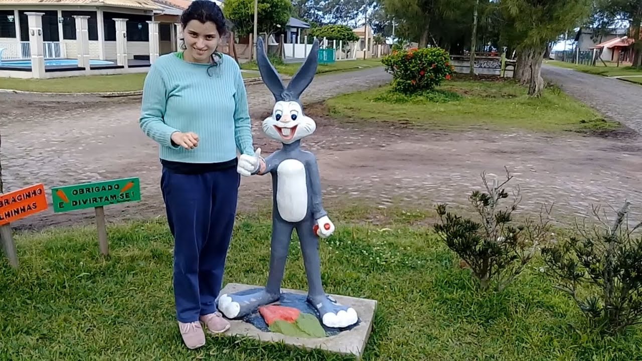 Estátuas de personagens de desenho animado no canteiro dessa avenida! Parabéns aos que fizeram isso!