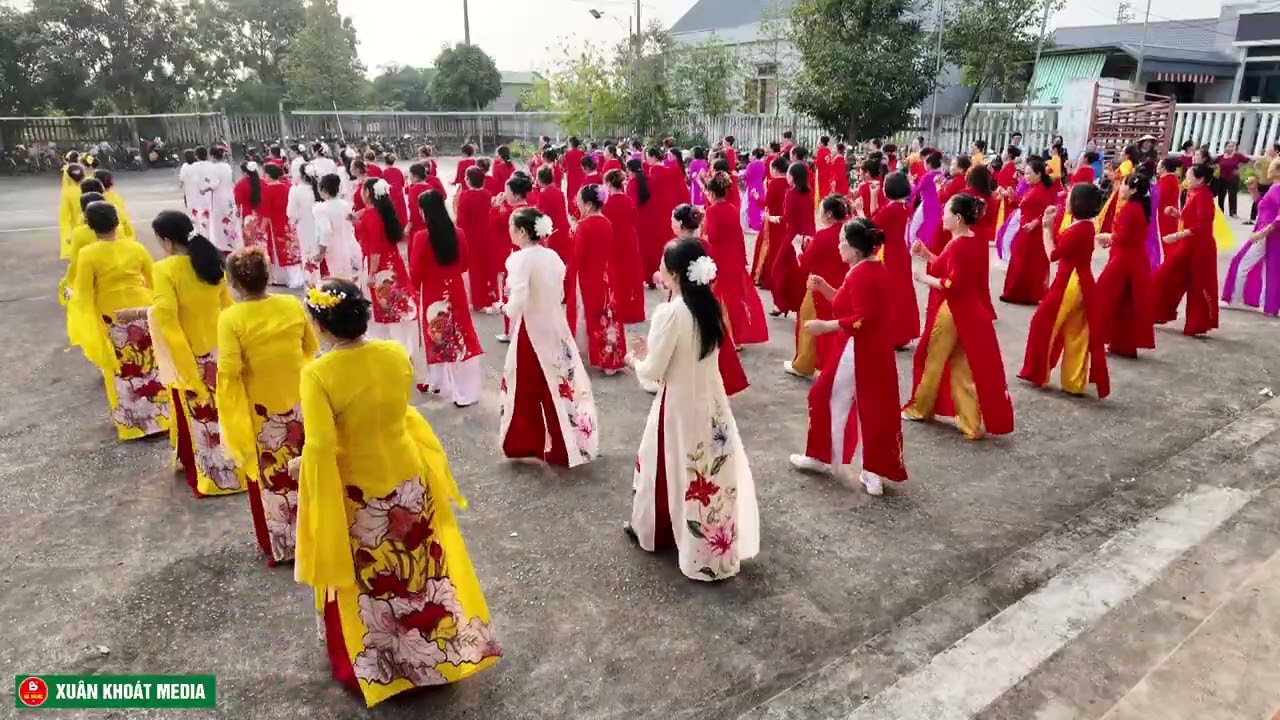  Đồng diễn bà Việt Nam ta nắm tay nhau 