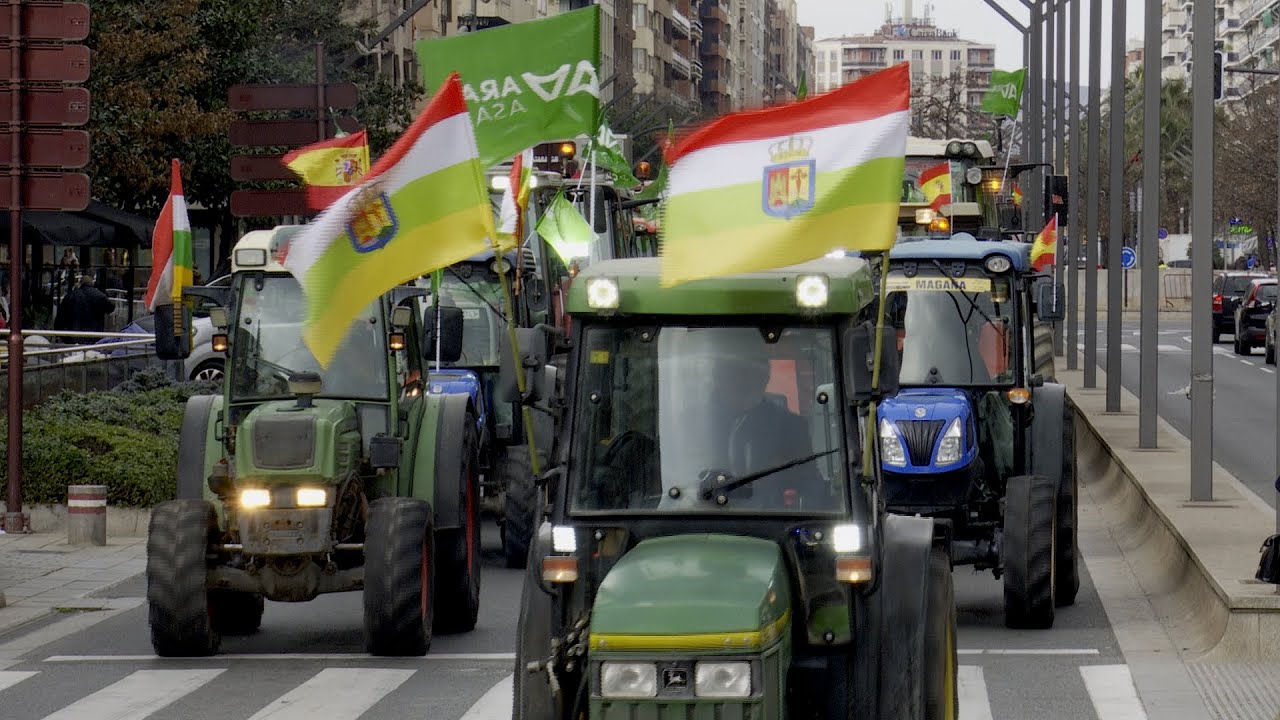 Una multitudinaria tractorada reclama en Logroño rentabilidad para los agricultores