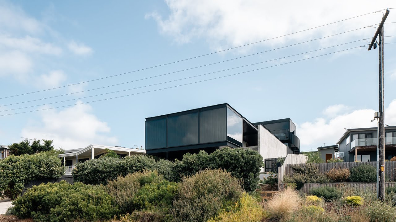 How This Contemporary Australian Beach House Overlooks the Waves