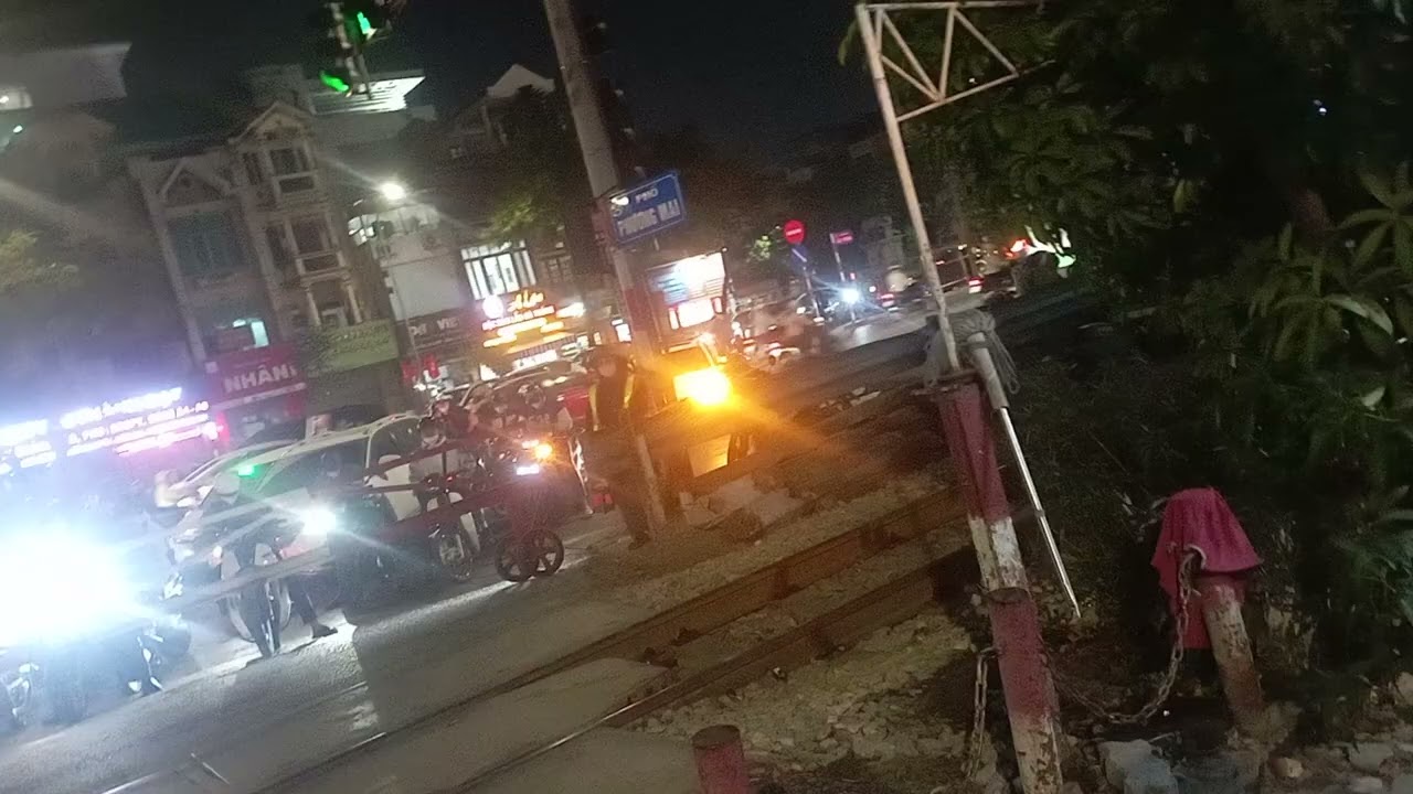 D19E - 942 kéo tàu SE6 về ga Hà Nội qua chắn Kim Liên C