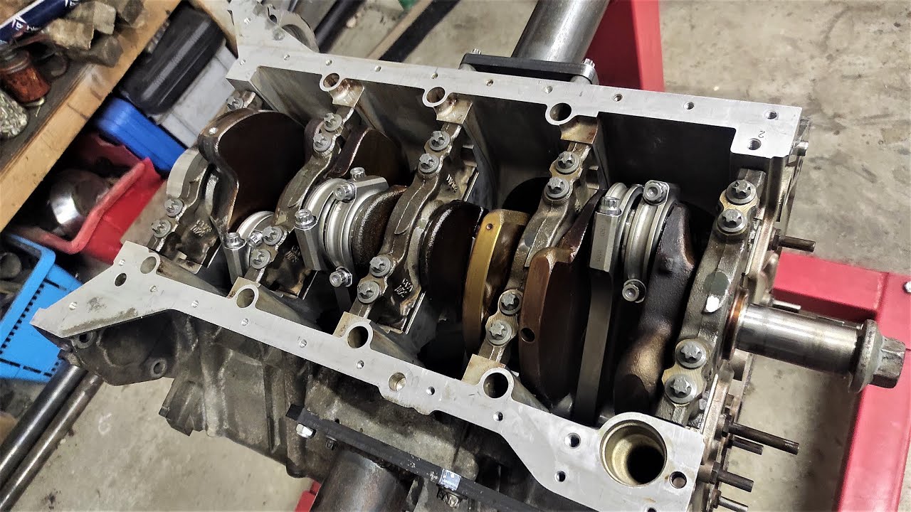 M113 engine rebuild - Part 11 - Turbo Crankshaft & New Rods + Piston installed.