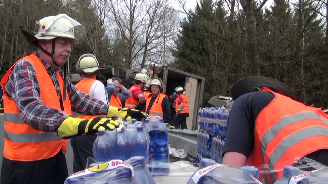 B62 Afholderbach - 40-Tonner st&uuml;rzt auf die Seite.