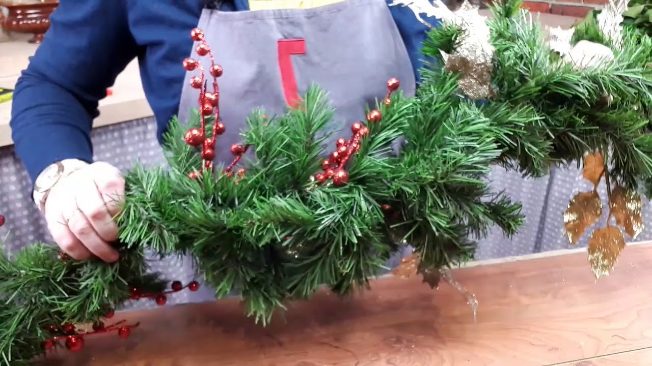 Добавление свежей зелени в искусственную рождественскую гирлянду