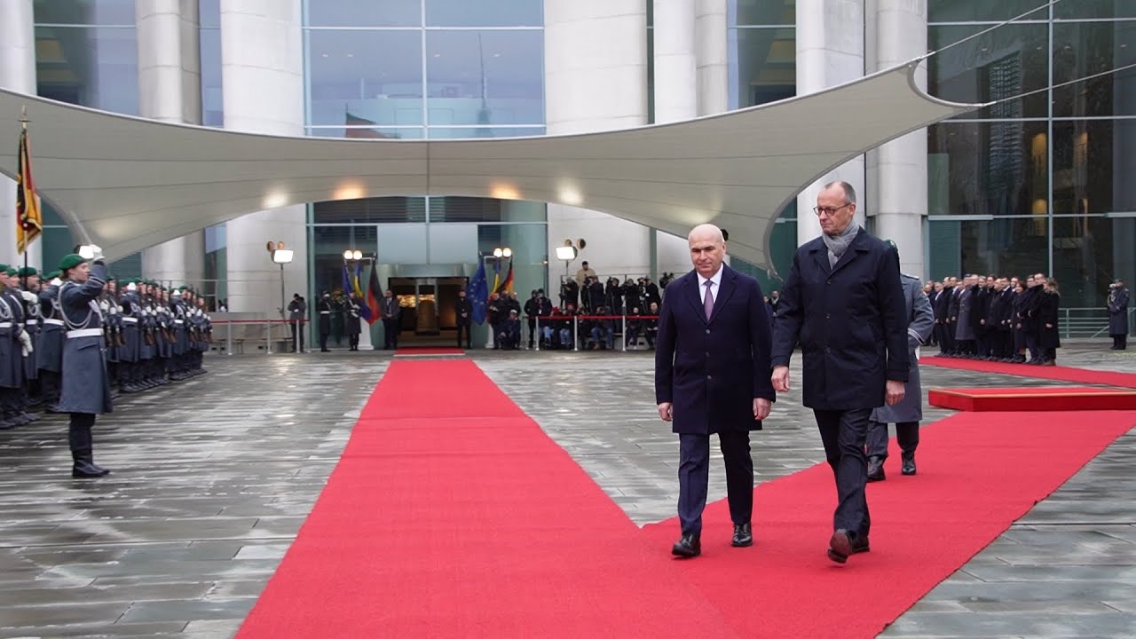 Militärische Ehren - Rumäniens Ministerpräsident Ilie Bolojan