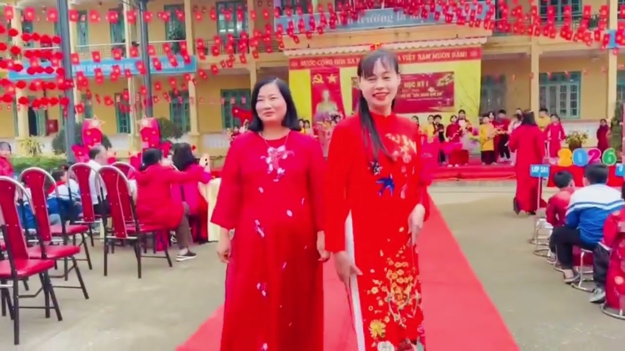 Phần trình diễn trang phục chào xuân của các em HS và thầy cô giáo trường TH Đăng Châu xã Sơn Dương