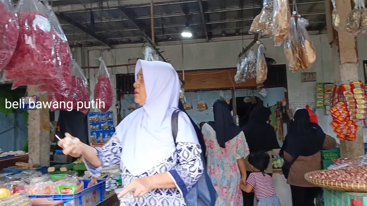 Pagi hari selesai hujan ke Purnawarman mampir belanja  sayuran dan lauk-pauk 