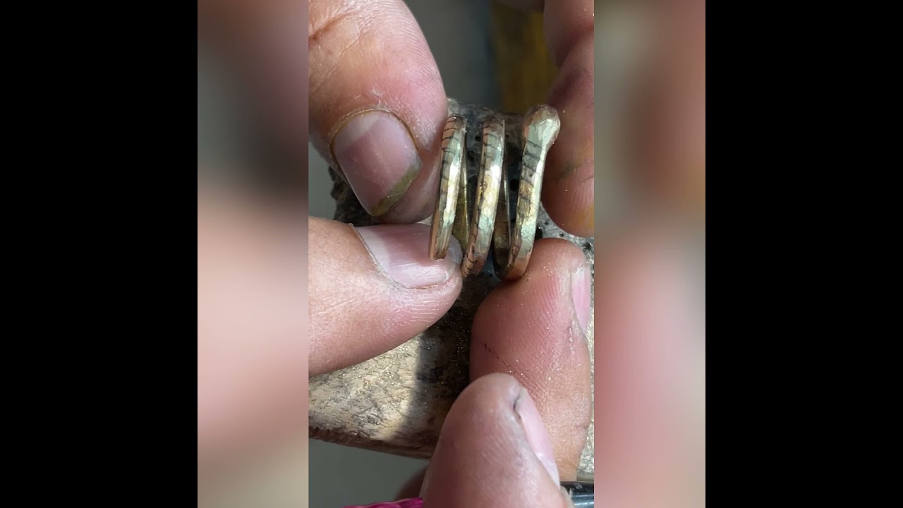 Anillo de oro en forma  de culebra