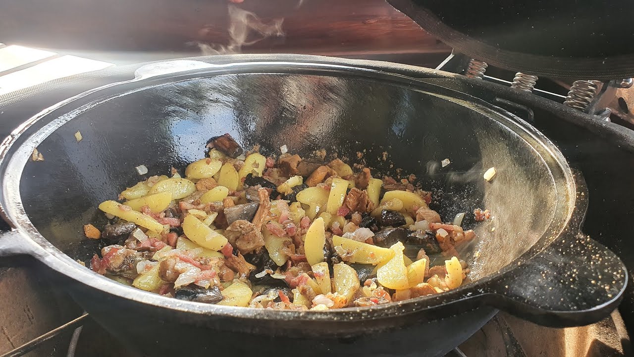 Bulvės su &scaron;onine ir grybais kazane ant Kamado