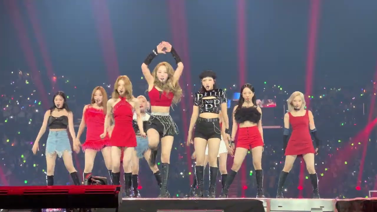 LOONA PTT (Paint The Town) Live Concert Performance KCON LA Day 2 August 21, 2022 4K PRESTIGE FANCAM