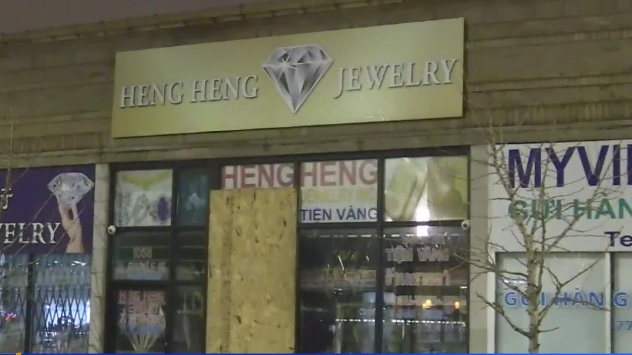 Thief shoots glass door while attempting to flee Uptown jewelry store