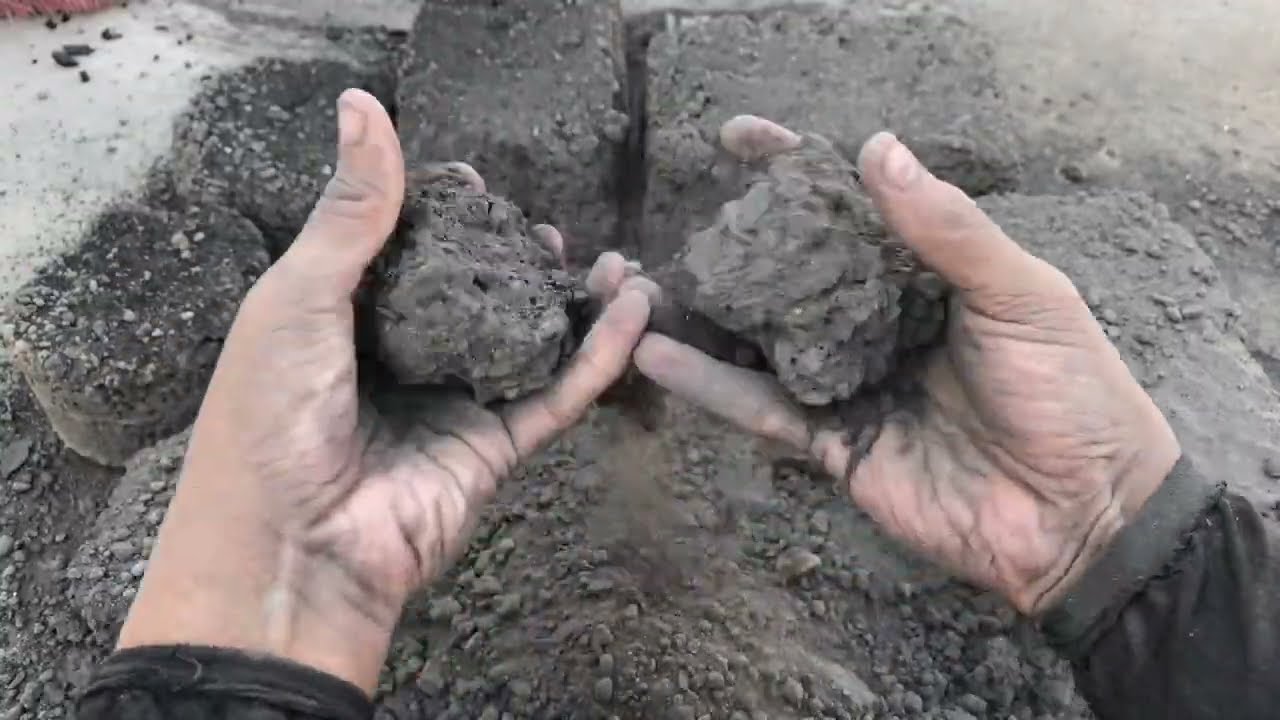 ASMR| Extremely Dusty Gritty Charcoal Cement Dry Floor Crumbles🤤Earthy Dust Play💨#satisfying