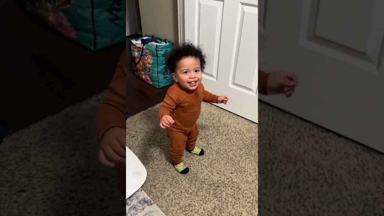 Mom singing for baby dancing 👍 kids world 🧸 #kidsworld