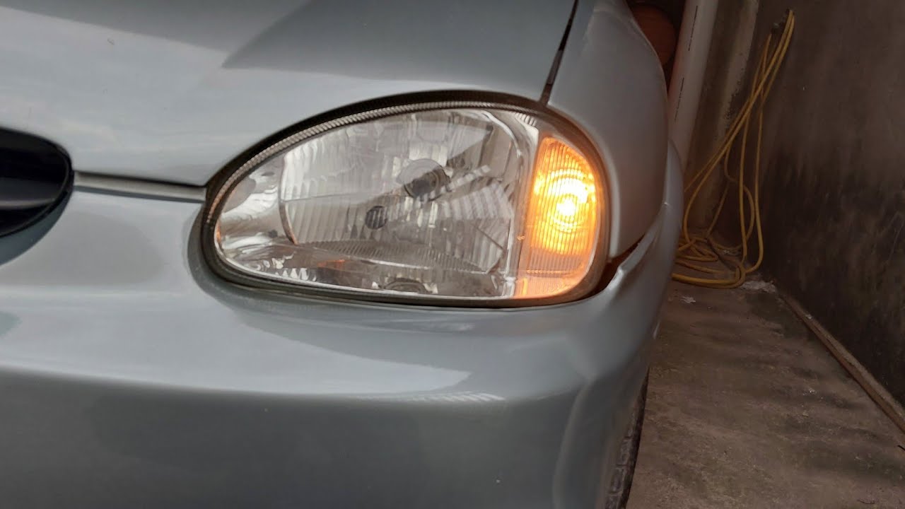 Como substituir a lâmpada da seta dianteira do Corsa.