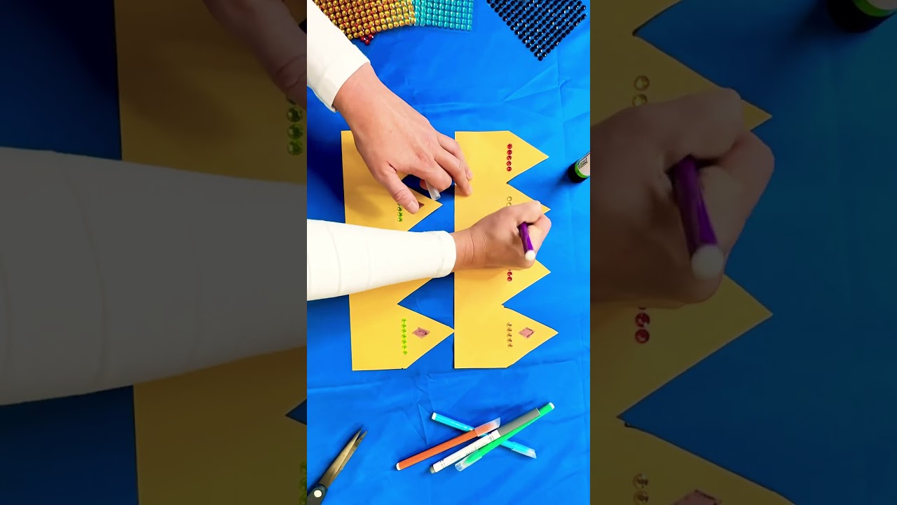 Make a crown with me 👑 #kids #kidsactivities #kidsart #artsandcrafts