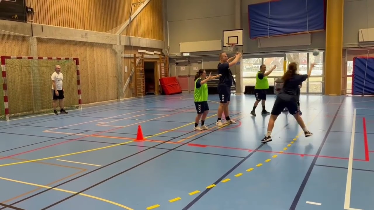 Handbollsträning med IFK, Tumba hk ￼ härs och tvärs
