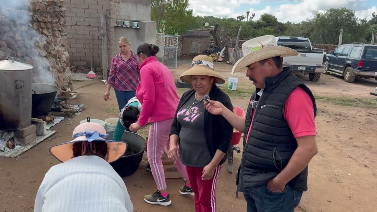 A QUI EN EL RANCHO UN RICO MOLE Y UNA BIRRIA COMO UN PLATILLO YA UNA TRADICION MUY ZACATECANA