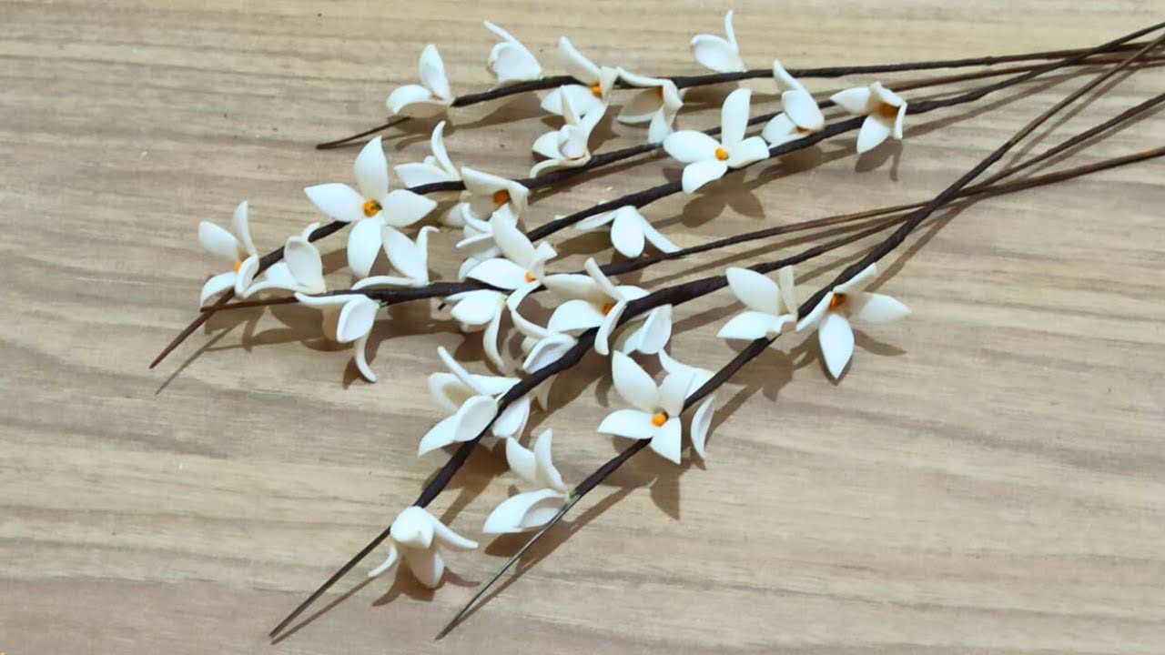 Como Fazer Enfeite para Vaso com Flores de EVA e Folhas de Palmeira Aspecto Natural