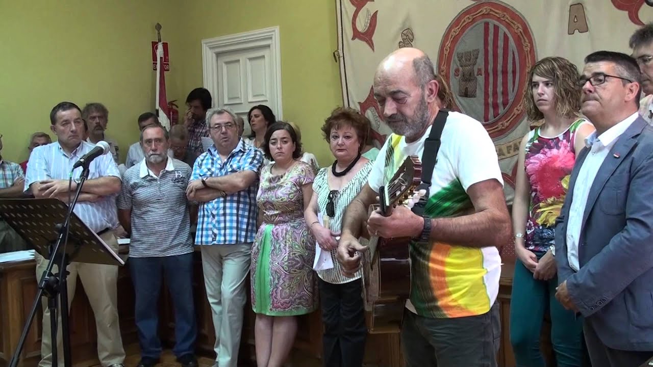 FERMIN BALENTZIA INTERPRETA UNA DE SUS CANCIONES 