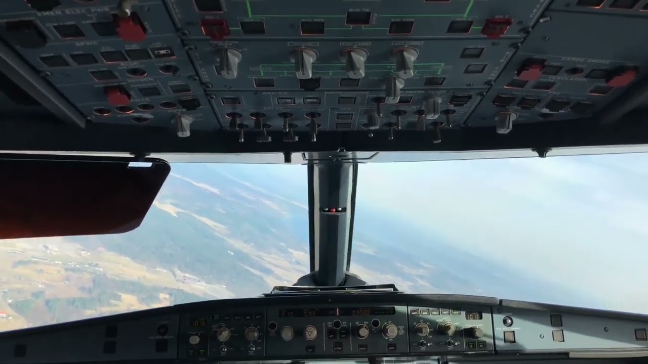 Video from inside the cockpit - Full action from Jumpseat - SAS Scandinavian #aviation #cockpit 