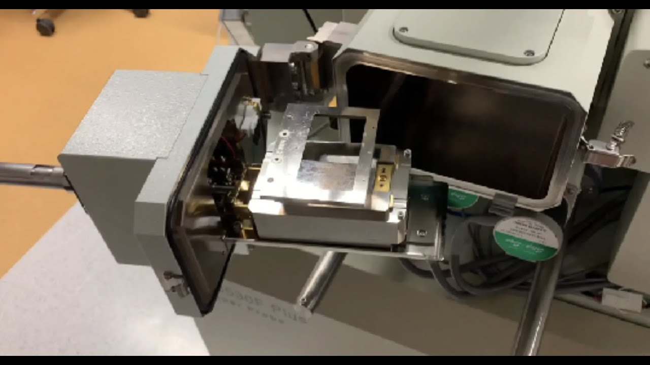 Einblick in den Mess-Alltag mit EPMA/SEM: Einbau einer Probe in die EPMA