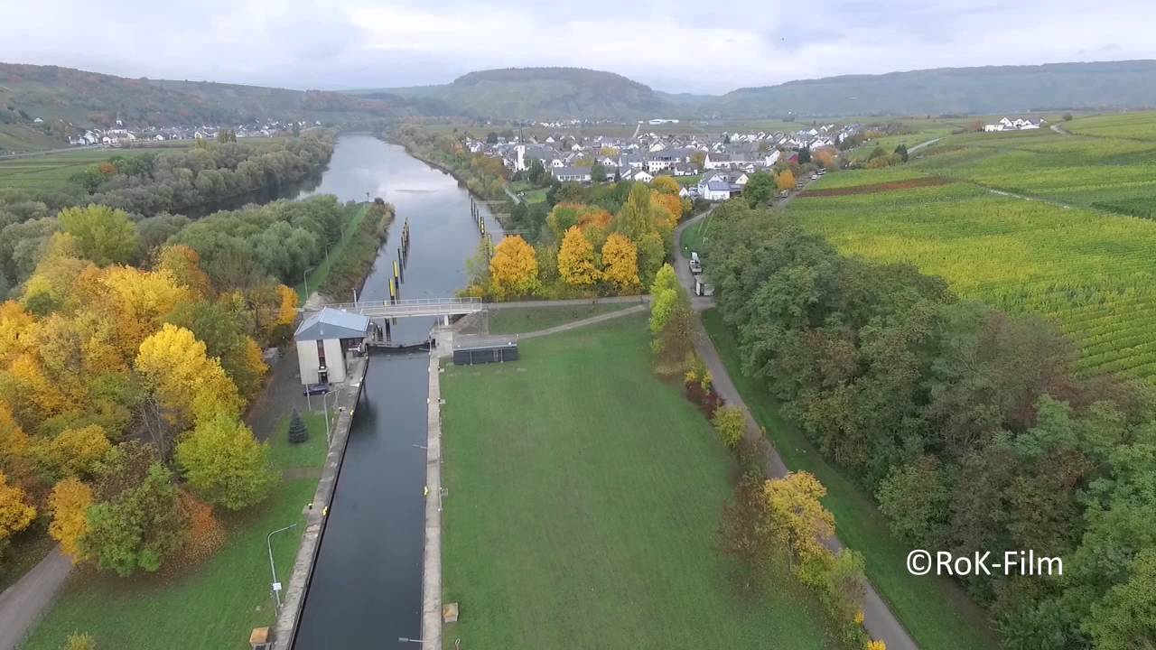 Flug &uuml;ber Mosel-Weinort Detzem bei Trier von &copy;RoK-Film