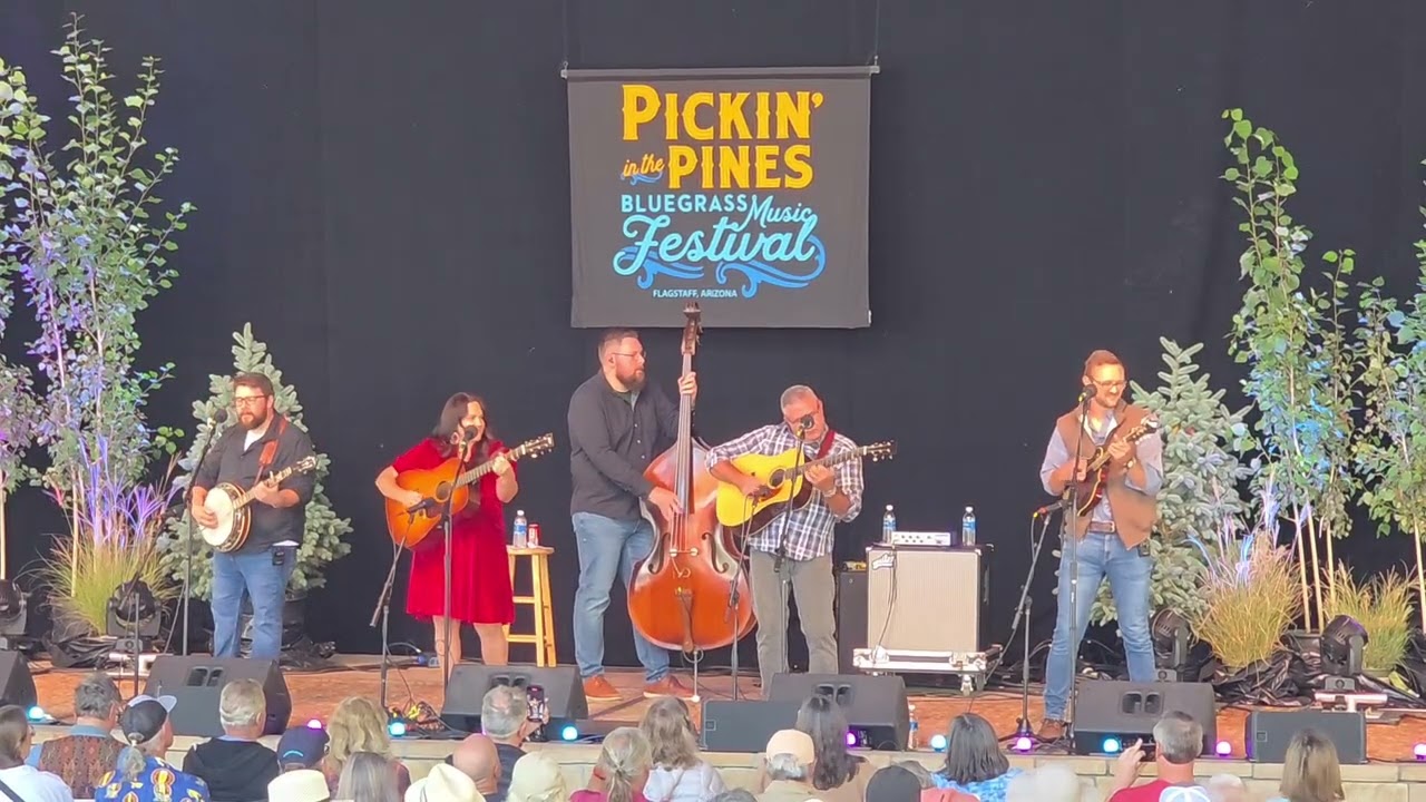 Black Mountain Rag | Bluegrass Instrumental | Kenny & Amanda Smith Band Live at Pickin' In The Pines